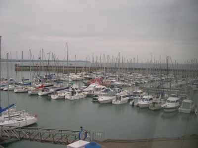  petits bateaux dans le port de plaisance
